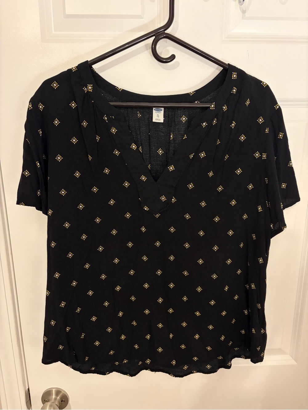 Old Navy Black Short Sleeve V-Neck Top with Gold Diamond Boho Print XL